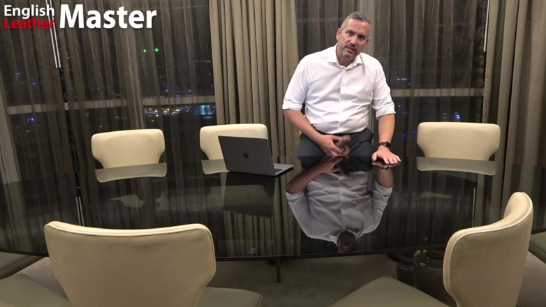 EnglishLeathermaster: 자지 숭배자가 되라고 지시하는 팀 잠금 보스
