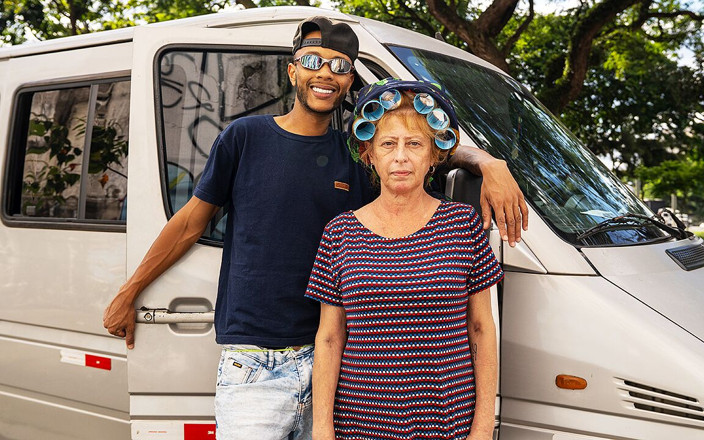 MaturePickup: Nine göt deliği canavar bir yarakla parçalıyor