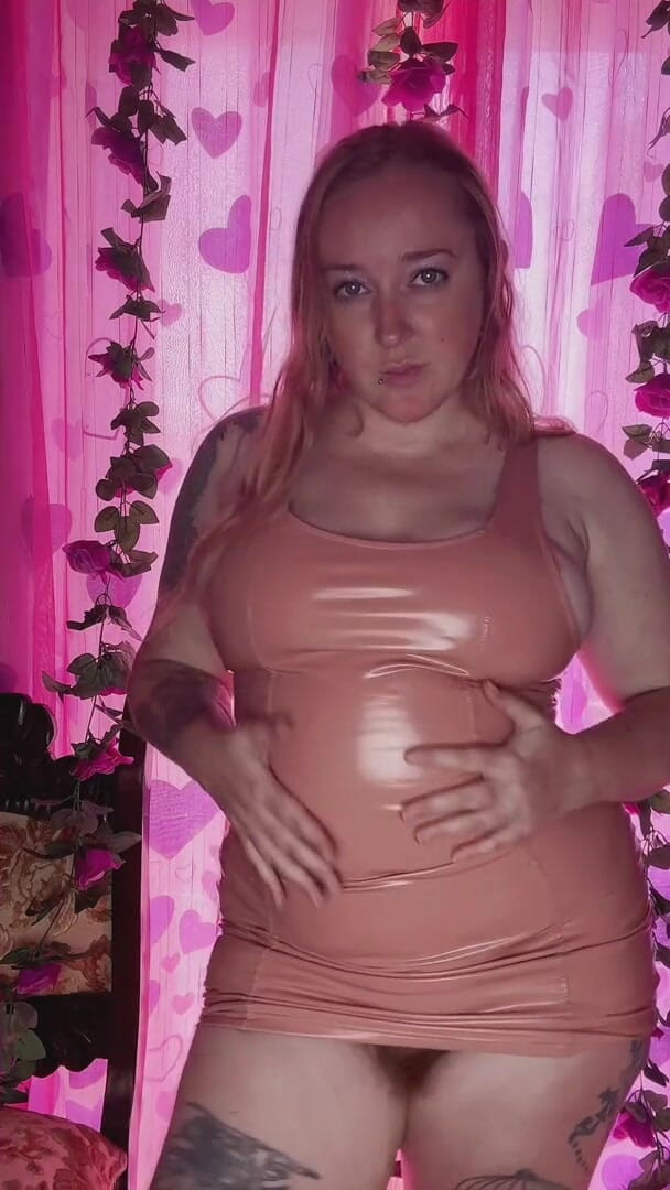 Kisicaxx: Vestido de látex provoca