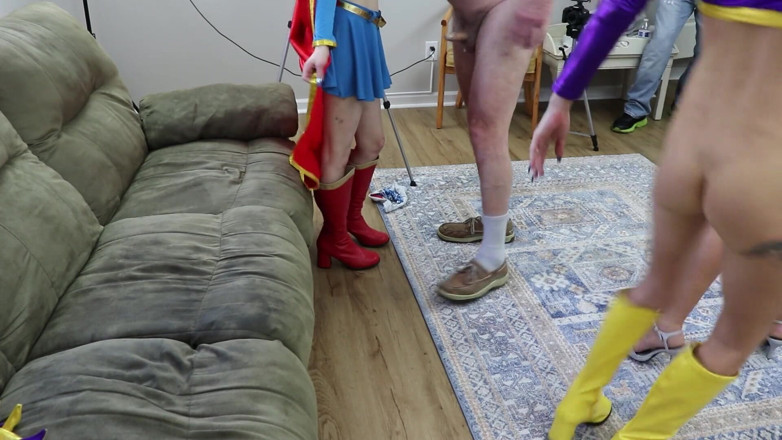 Azure Sky Films: SGBG2-1) Batgirl (Monica Sexxxton) e Supergirl (Karlee Paige) em uma foda e...