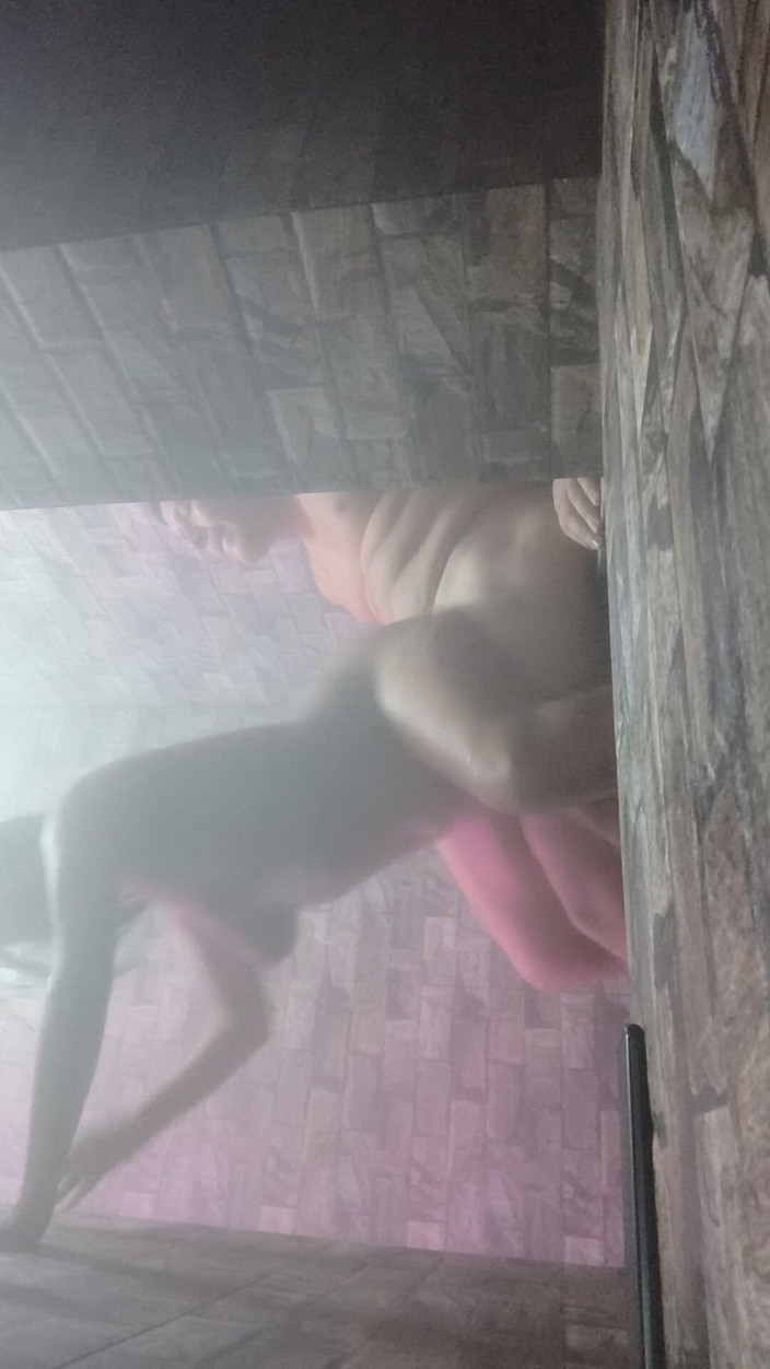 AngyAmazon: Je chevauche mon mari cocu dans le sauna jusqu’à le...