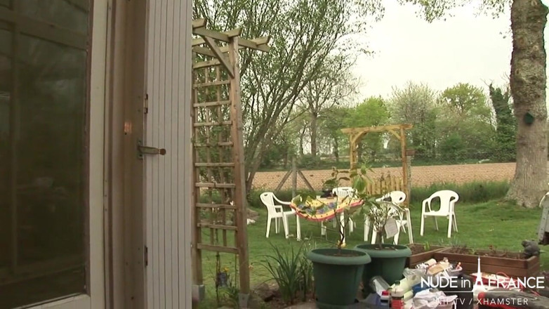 Nude in France: La studentessa mora francese bella a casa da sola viene...