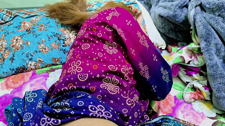 Faryal: Une bhabhi indienne se fait doigter la chatte