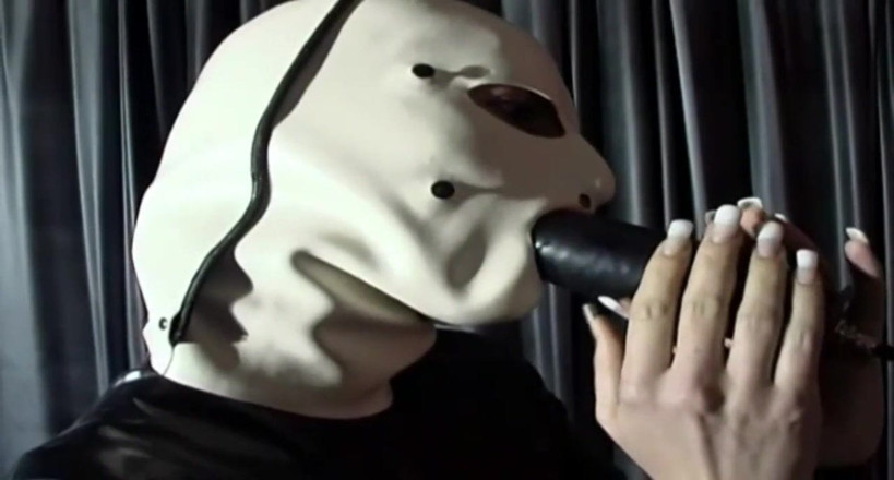 Absolute BDSM films - The original: Fetischdildo suger in gas maskerad