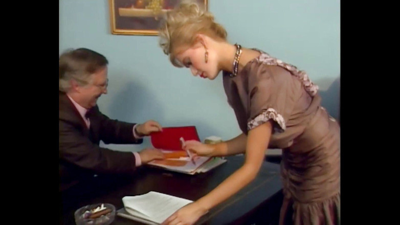 Vintage Climax: Dos seductoras milfs morenas follando con suerte