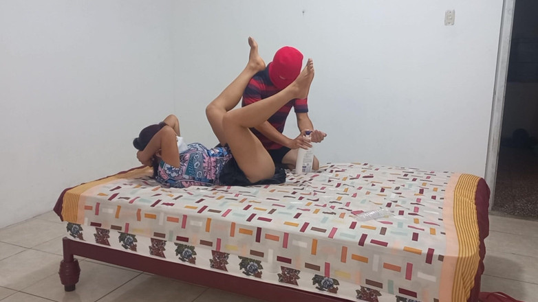 Martin13: Me encanta cuando el pene de mi hermanastro acaricia el...