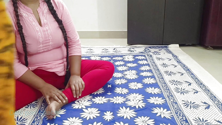 Desi Pari Bhabhi: Tatăl vitreg și-a futut fiica vitregă când ea se pișa pe...