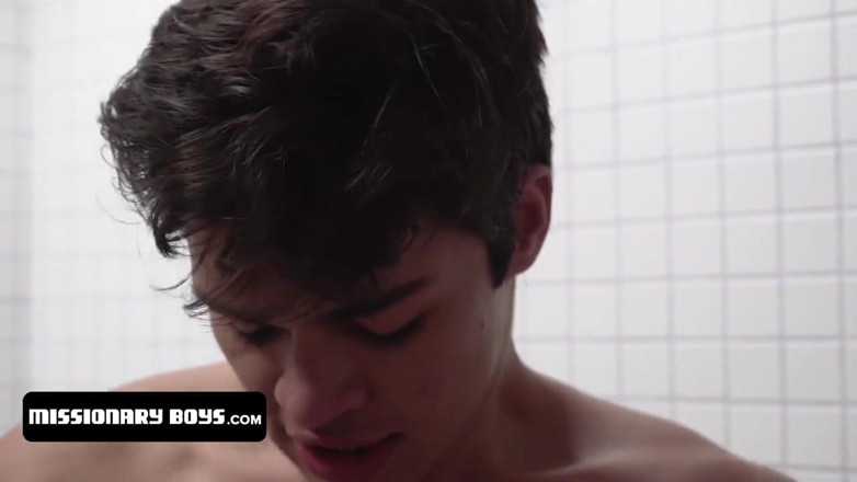 Missionary Boys: Süße unschuldige jungs knallen im badezimmer