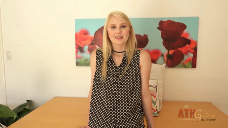 ATKIngdom Fans: Blonde teen showing her sexy body at casting