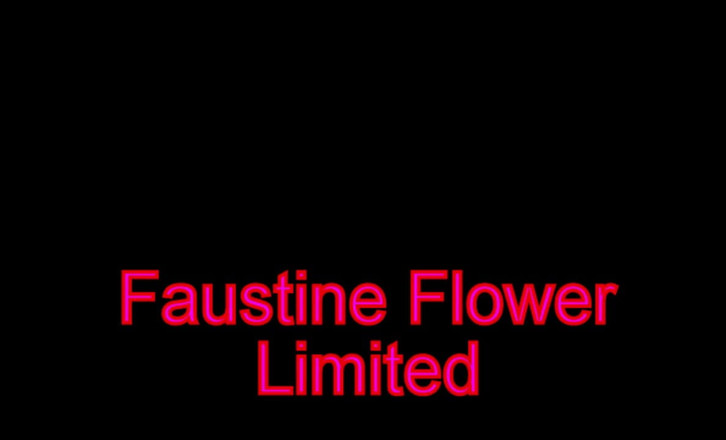 Faustine: Кроссдрессер Faustine в синем платье, колготки на высоких каблуках.