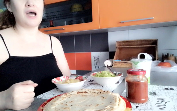 Vikki Georgia: I Am Eating