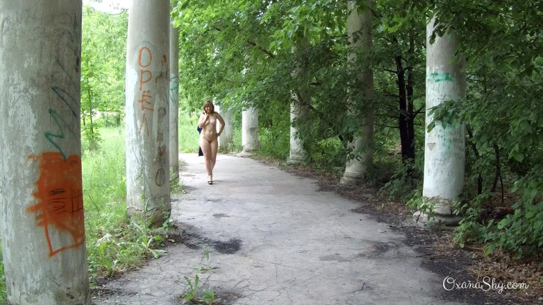 MILF Oxana: Dans les coulisses d'une séance photo dans une collonade abandonnée