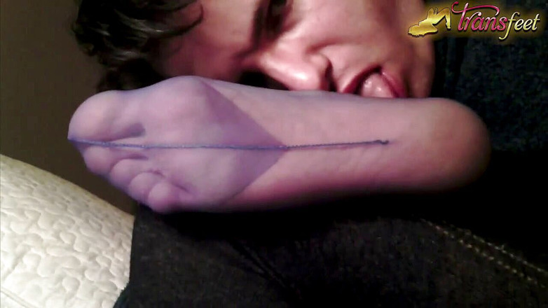 Trans and Cross-Dressers Feet: Trans lecca i piedi in collant e si masturba