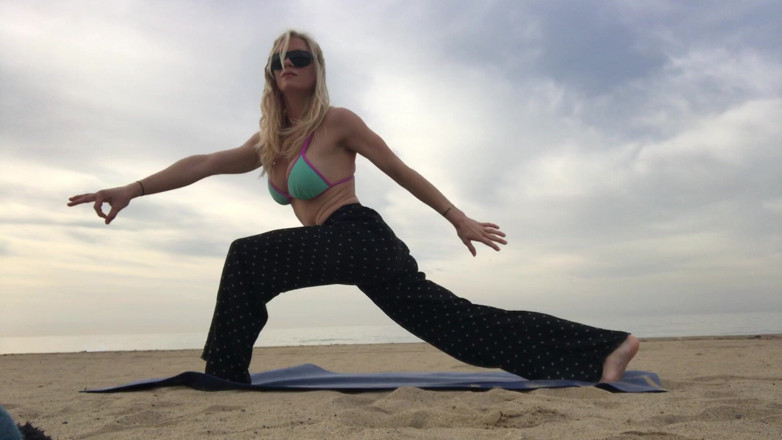 Serene Siren: Ioga na praia em top de biquíni