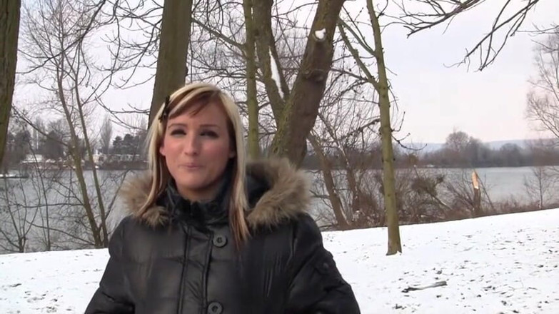 Stephprodx: Śliczna blondynka Jessica ssie swojego twardego penisa na zewnątrz na śniegu