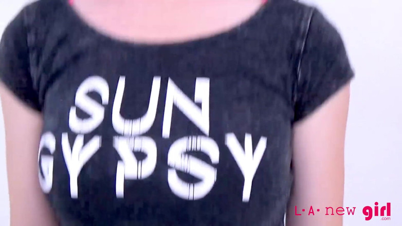 L.A. New Girl: Une amatrice blonde baise un agent et avale une dose...
