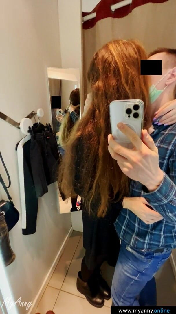 MyAnny: Pipe risquée et facial dans une cabine d'essayage du magasin