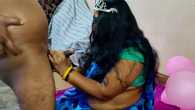 Annubhabhi4: Indische Hausfrau an ihrem Geburtstag