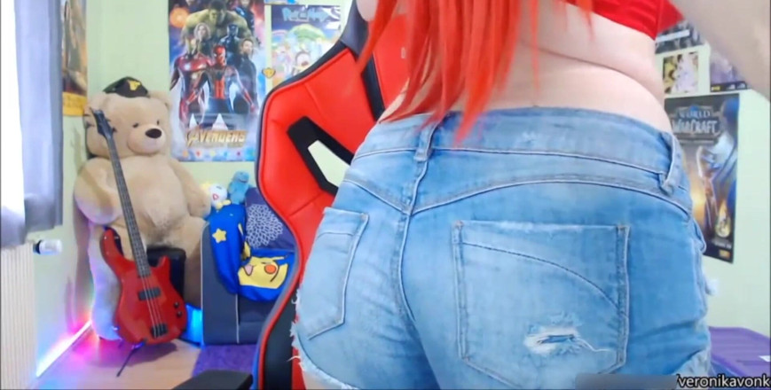 Veronikavonk: Busty gamer nastolatka w Czerwonej bieliźnie Pokazuje i tyłek
