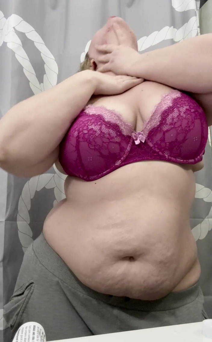 KinkyKatie: 新しいブラジャーを試す