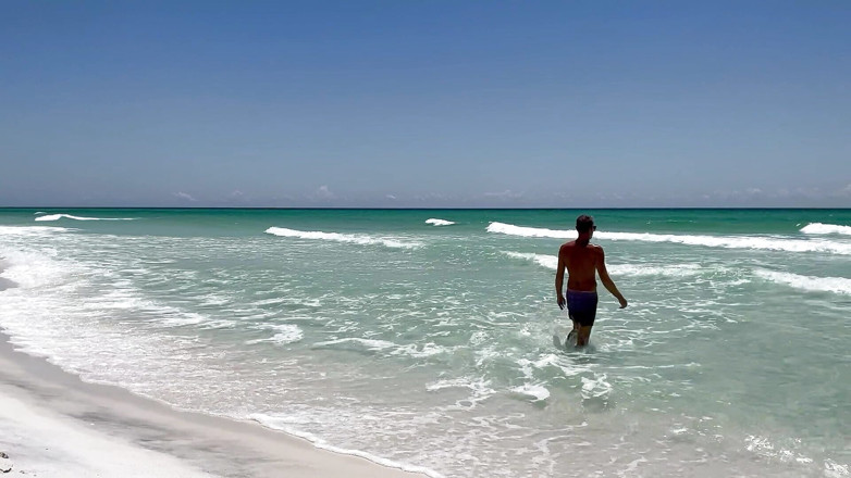 Justin Birmingham: Trempette mince à la plage rafraîchissante