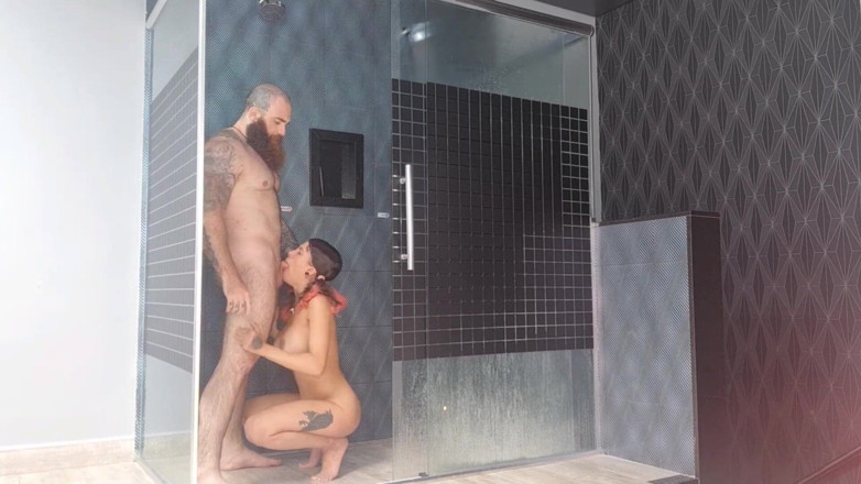 Iron Bikerr: Baise sous la douche, éjaculation sur le visage