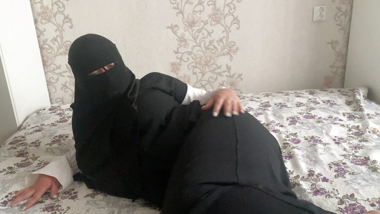 Lux Eva: Milf siriană în hijab masturbează pizda păroasă până la orgasm
