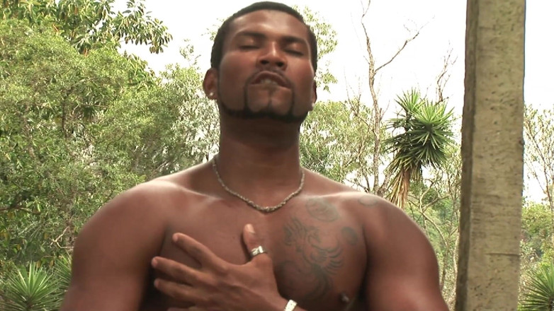 Male Dream: Clean cut musculoso ébano cara se masturba ao ar livre