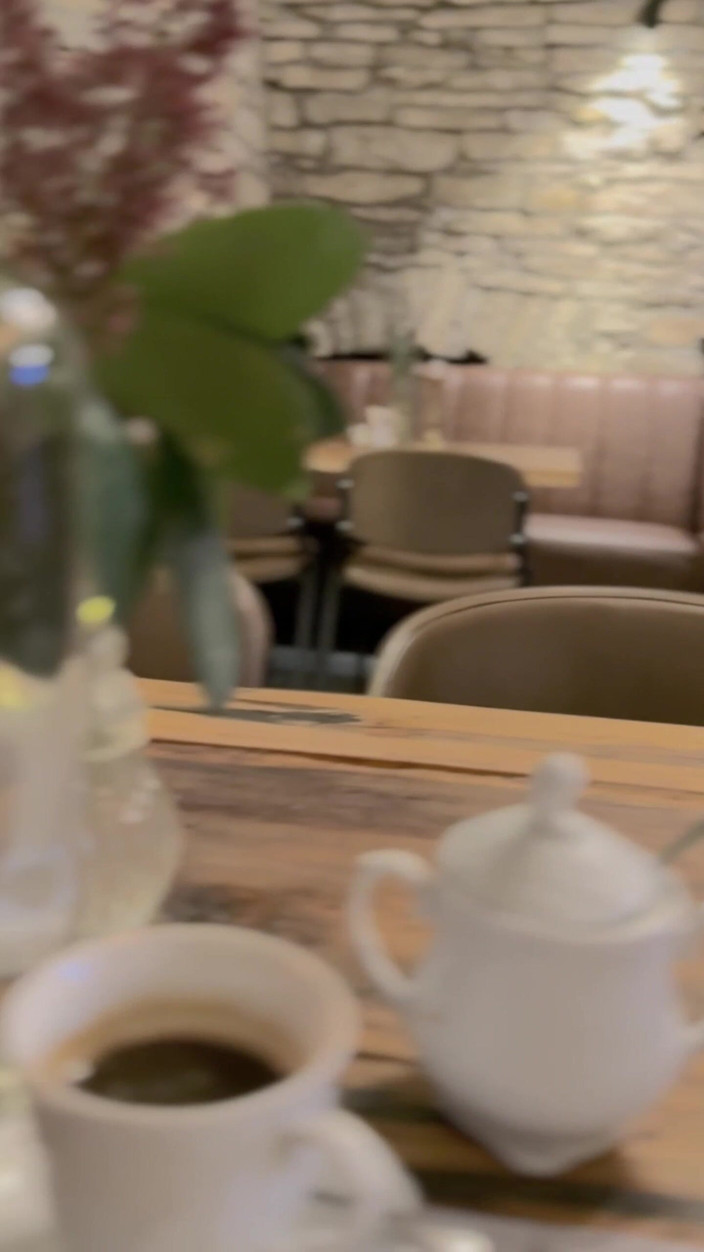 Sonya Pretty: Pas de culotte dans un café
