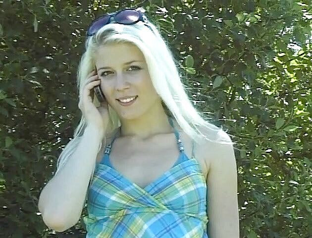 Flash Model Amateurs: Teen bionda in una sensuale scena solitaria all'aperto