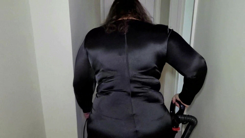 Slutty Ms B: Une robe en satin et des bas cousus taquinent