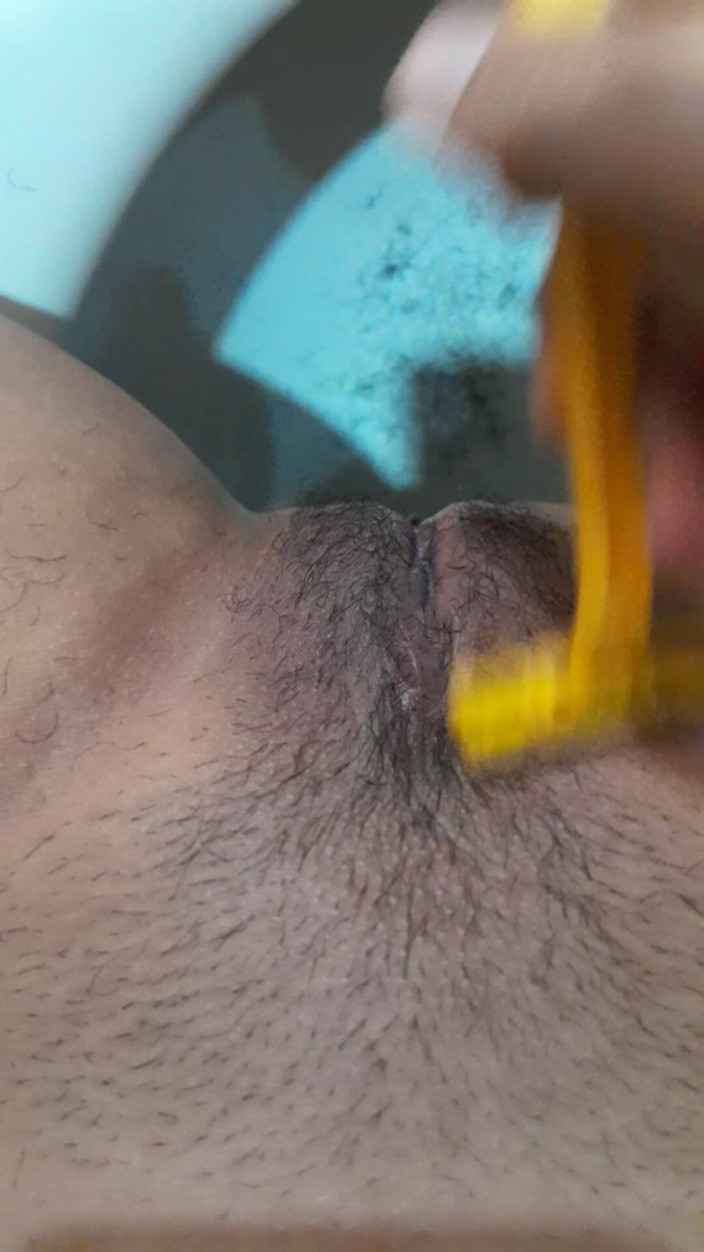 Lucky Kik: भाग्यशाली लड़की अपनी चूत को शेव करती है