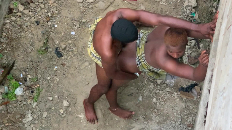 King Sasha's hub: Elle se faufile pour coucher avec l’un des gardes du...