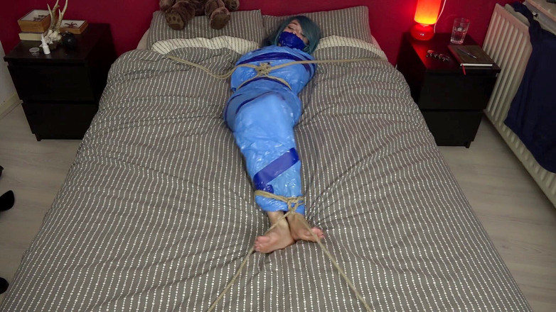 Restricting Ropes: Luna grey - mummificata sul letto