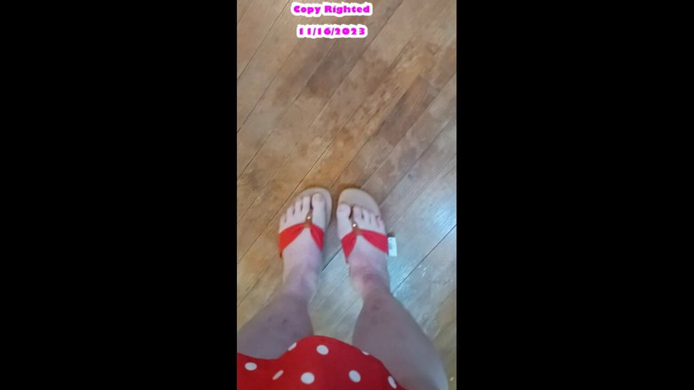 BBW nurse Vicki adventures with friends: NV Menunjuk-nunjukkan Kaki Seksinya Dalam Flops Red Flip