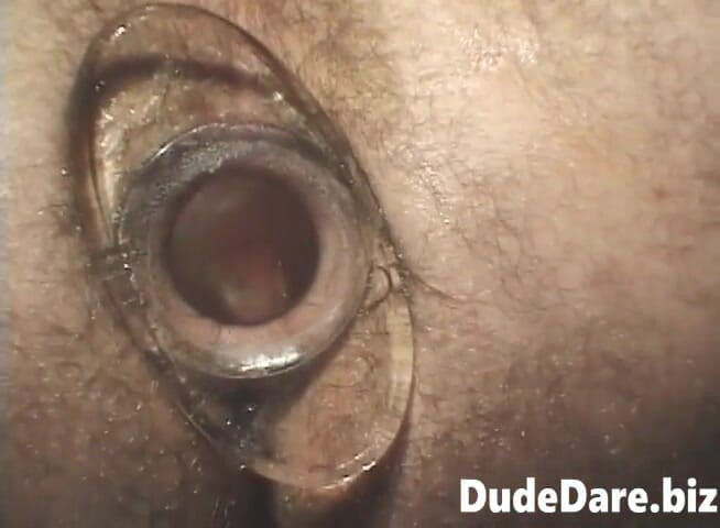 DudeDare: Un mec barbu suce une bite gigantesque dans du sexe...