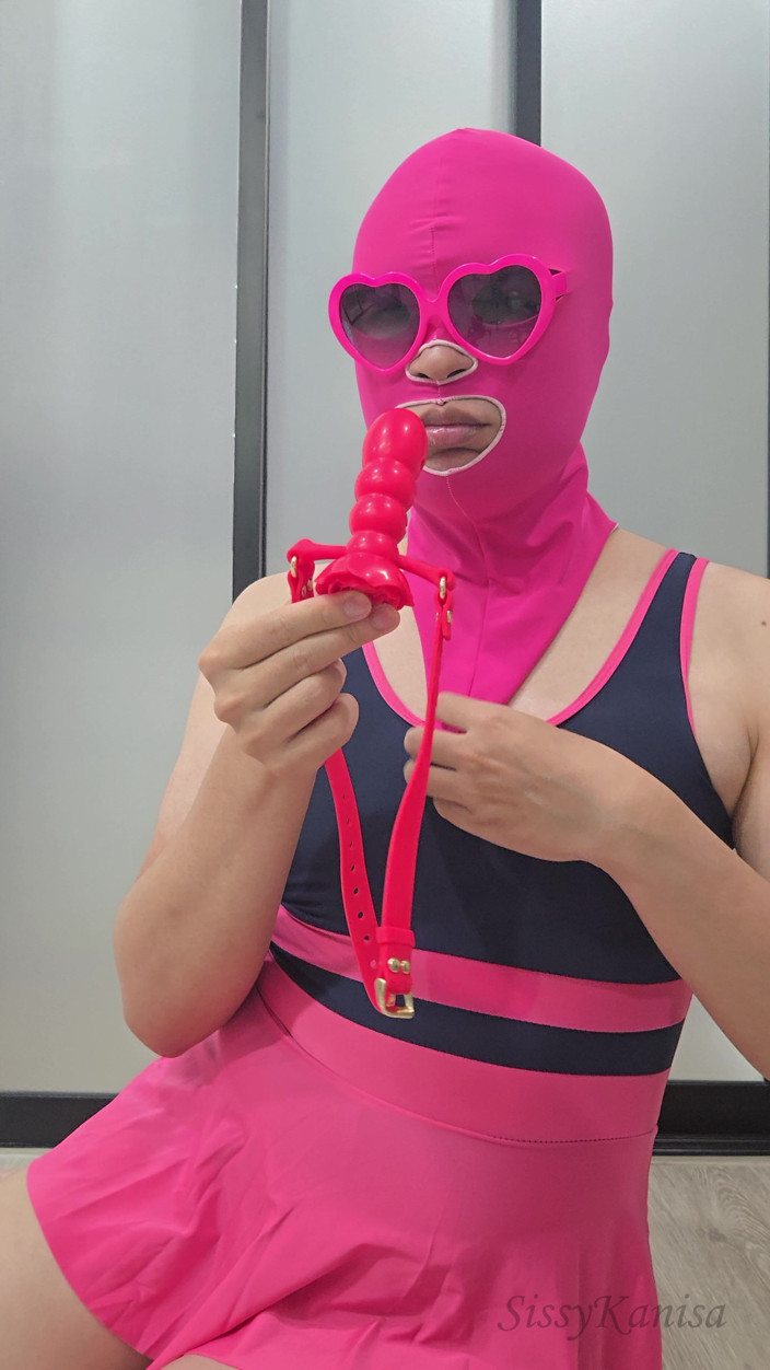 SissyKanisa: Sissy kanisa rose bocca gag dildo gola profonda