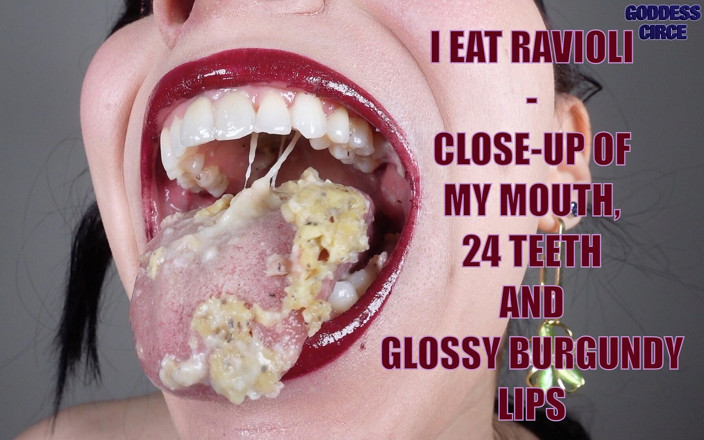 Goddess Circe: Ik eet ravioli - close-up van de mond, 24 tanden en bordeauxrode...