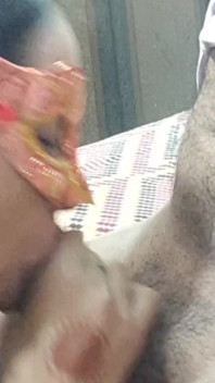 Pirya la bhabhi excitée aime sucer la bite de son partenaire et taille une pipe