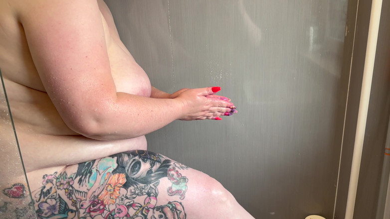 barefootongrass: Cewek semok dengan toket besar alami lagi asik mandi sambil...