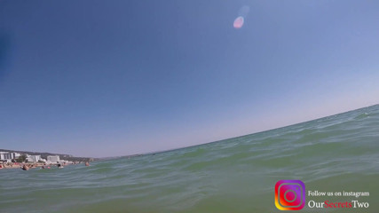 Our Secrets: Ella lo masturba bajo el agua en una playa llena...