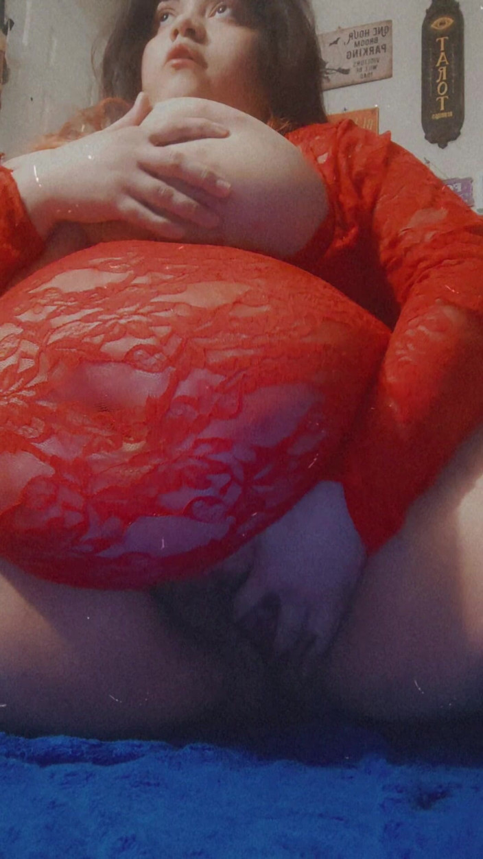Domina Succubus: Dans une robe rouge en dentelle jouant avec ma chatte