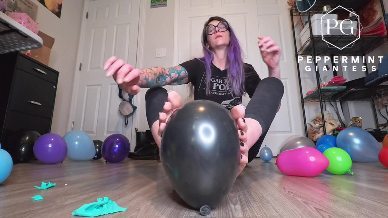 Peppermint Giantess: Gigante balão não pop esguicha asmr | Pés e mãos estridentes,...
