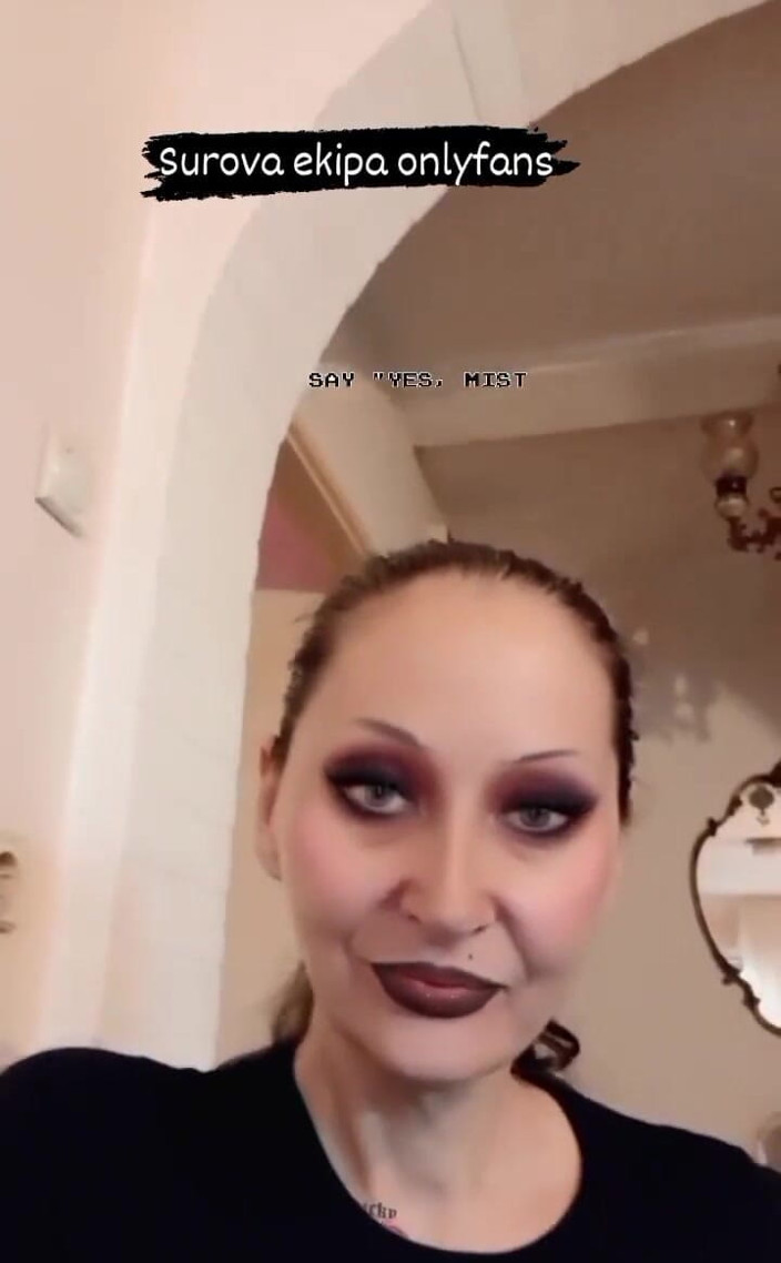 Dominatrix Redsonyja: Sunt un act natural la fel de spontan ca Fulgerul....