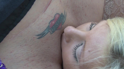 Hot Girlz: Niegrzeczne blond lesbijki zjada cipkę na zewnątrz i robi się...