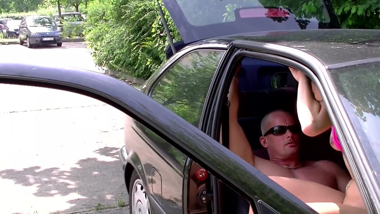 German amateur - 100% German hardcore videos: Morena babe consigue su peludo COÑO follada en coche