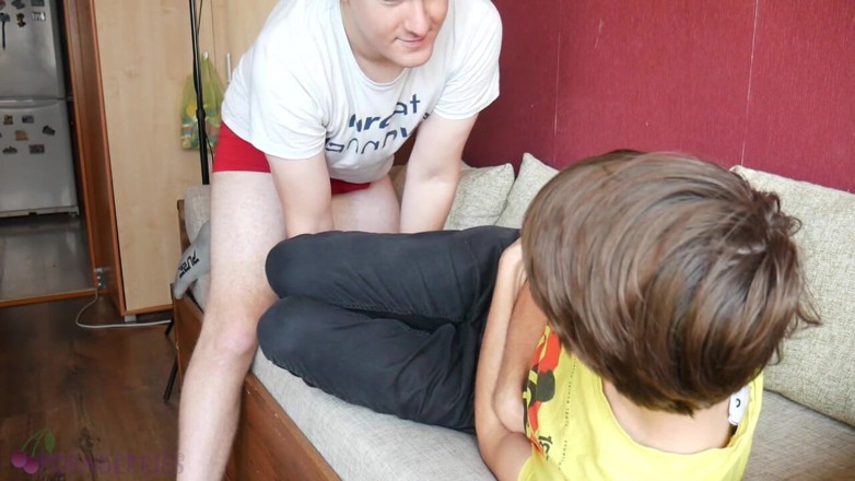 Ethan Alex: Alex nhút nhát bị thuyết phục với các hành vi...
