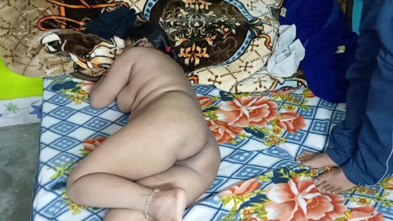 Manjushukla: Bhabhi baru seksi dalam warna biru Sari.