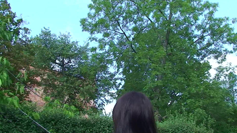 Zona Divas NET: Sexy brünettes teen kattye zieht möpse und muschi im park...