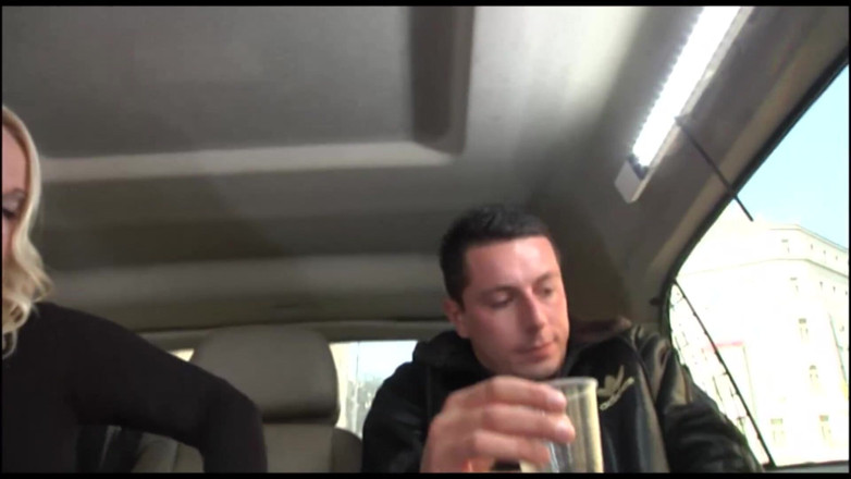 German amateur - 100% German hardcore videos: Rondborstige milf met visnetten wordt in de auto geneukt